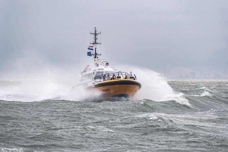 loodsboot vaart in storm terug naar haven Vlissingen in Zeeland