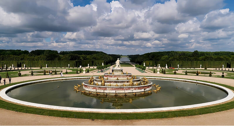 daniel-paris-la-fontaine-dans-le-jardin-a-versailles