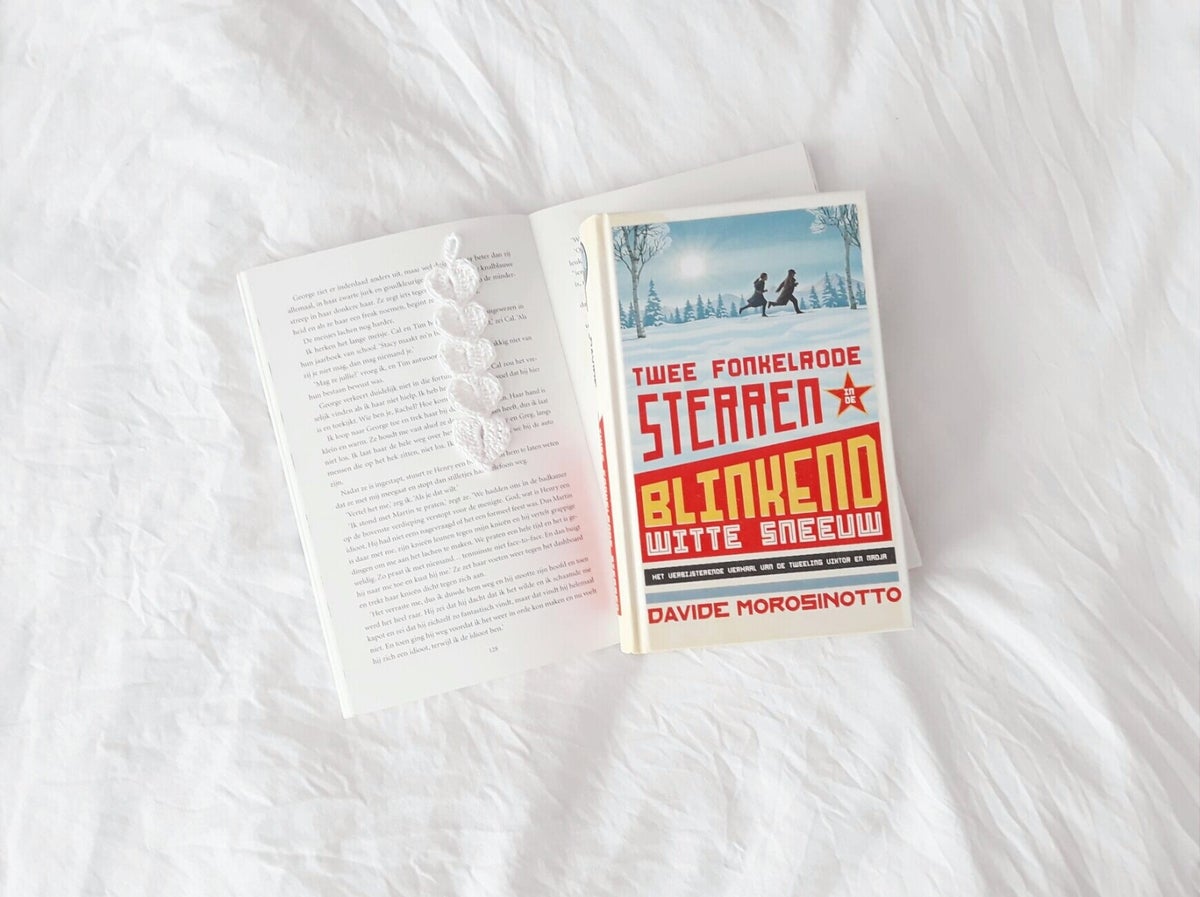 Twee fonkelrode sterren in de blinkend witte sneeuw - Davide