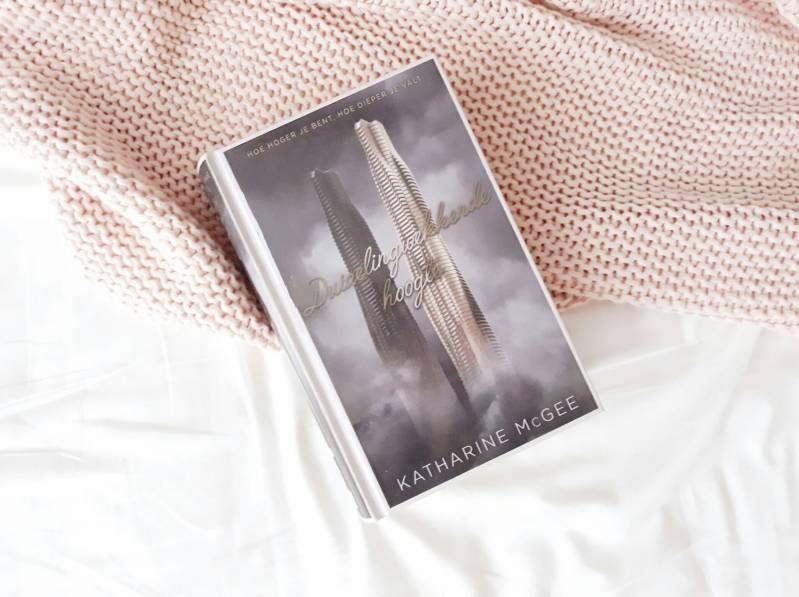Recensie | Duizelingwekkende hoogte (duizend hoog #2) - Katharine McGee | turnthepages.nl