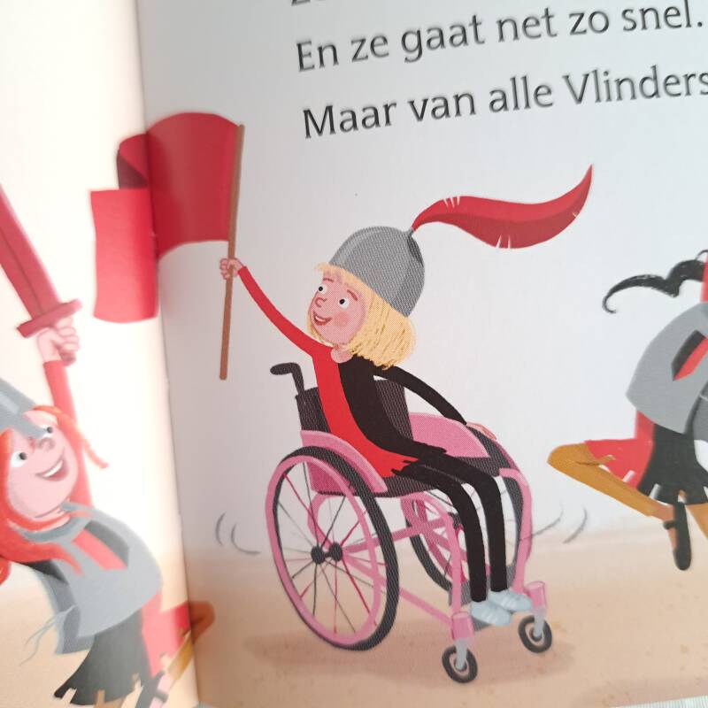 een wit blond meisje is verkleed als ridder en zit in een roze maatwerkrolstoel, adl rolstoel voor zelfstandig gebruik. Foto bij recensie van Lola wil dansen, deel 1 in de serie dansschool de vlinders van Jette Schröder. Recensie door turnthepages.nl Rols