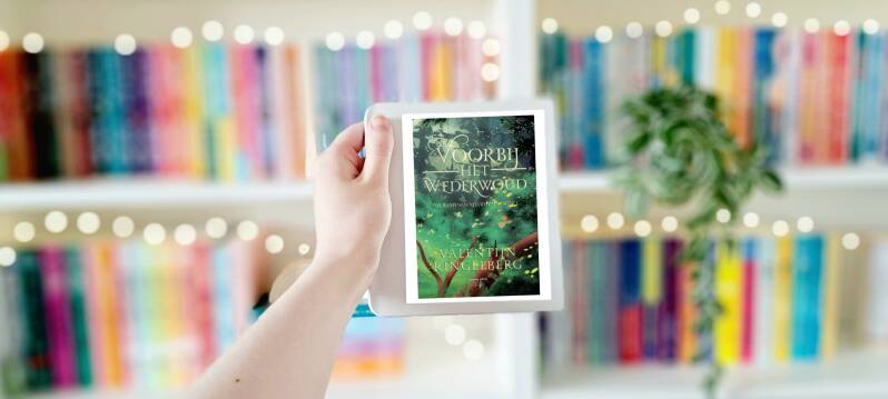 Een witte hand houdt 'Voorbij het Wederwoud' van Valentijn Ringelberg omhoog voor een kleurrijke wazige boekenkast met lichtjes. Foto bij own-voices recensie door turnthepages.nl Disabled bookstagrammer en queer blogger.