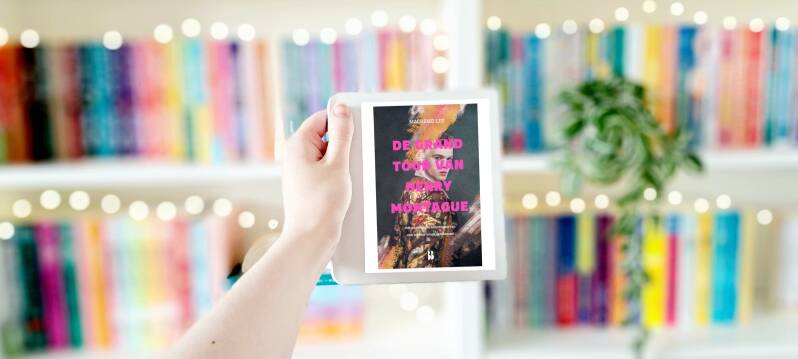 Een witte hand houdt een ereader met de omslag van 'De grand tour van Henry Montague' van Mackenzi Lee omhoog voor een kleurrijke wazige boekenkast met lichtjes. Recensie door turnthepages.nl | Disabled bookstagrammer en neurodivergent boekblogger.