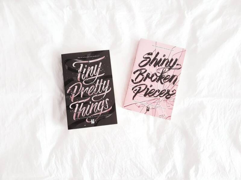 Recensie van Shiny broken pieces (Spitzen-serie #2) - Sona Charaipotra, Dhonielle Clayton - Blossom Books | turnthepages.nl