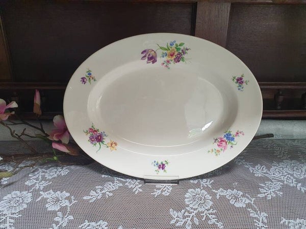 Ovale schaal Petrus Regout - model Perle, decor paarse Iris/ Tulp