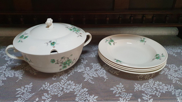 Set Soepterrine en 4 diepe borden - Model Boudewijn, decor 2784D; groene bloem