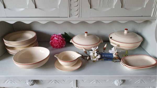 Société Céramique Maestricht - Model Twente, Decor oranje/rood, zwarte bies. 6 persoons servies