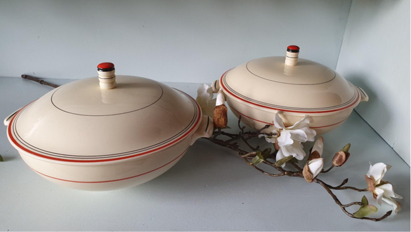 Dekschaal Société Céramique - Model Twente, decor oranje/rood/ zwarte bies.