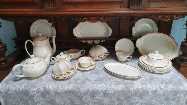 Ontbijt/ Koffie/ Theeservies 8 persoons Model Zeeland Petrus Regout, Decor oranje/ zwarte bies