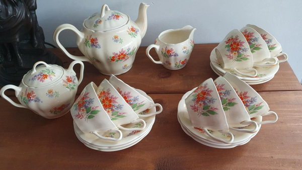 Theeservies, decor 2278 crème met diverse bloemen