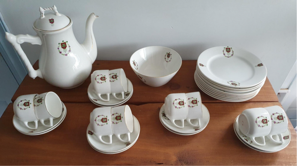 Ontbijtservies 10 persoons decor 1076, guirlande klavertje 4, glad Petrus Regout