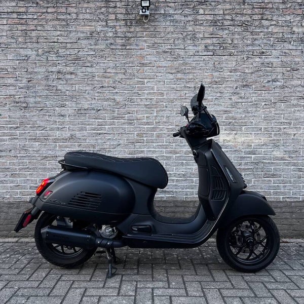 Vespa GTS 300 - Custom 1 of 1 - HPE 2024