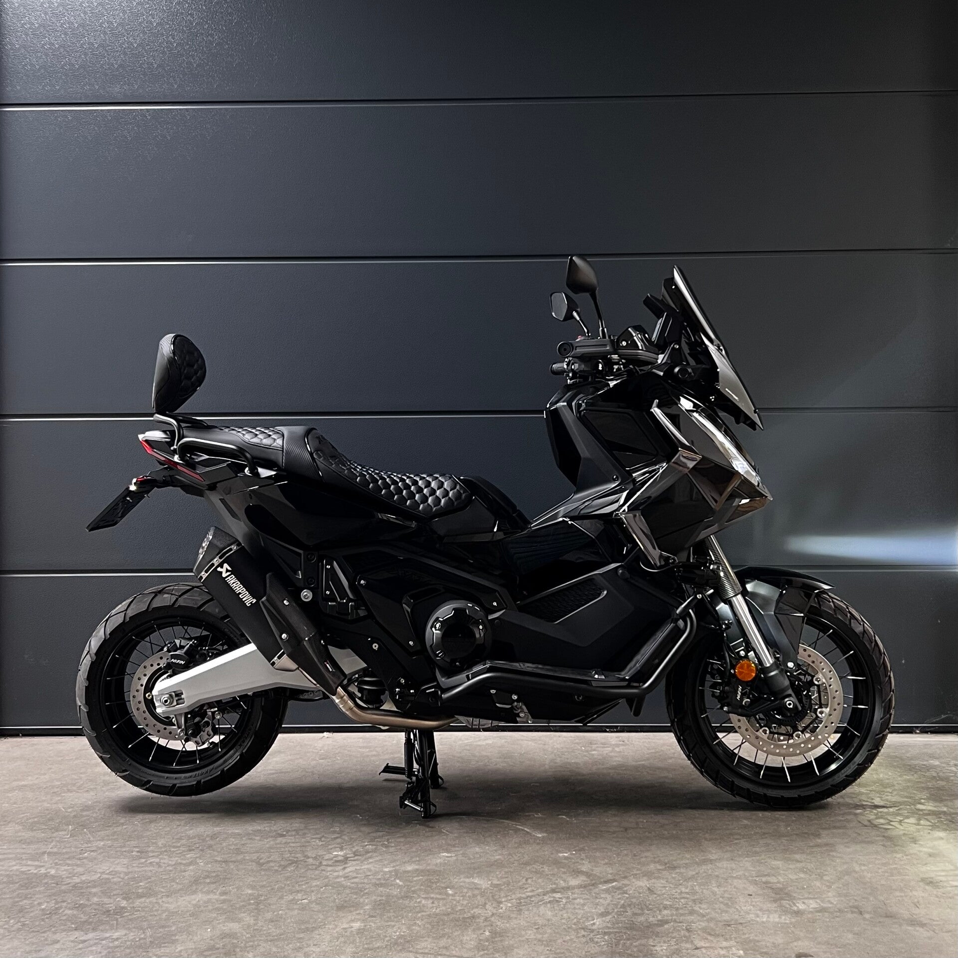 Honda X-ADV750 custom black on black 2025 - Nieuw 0km