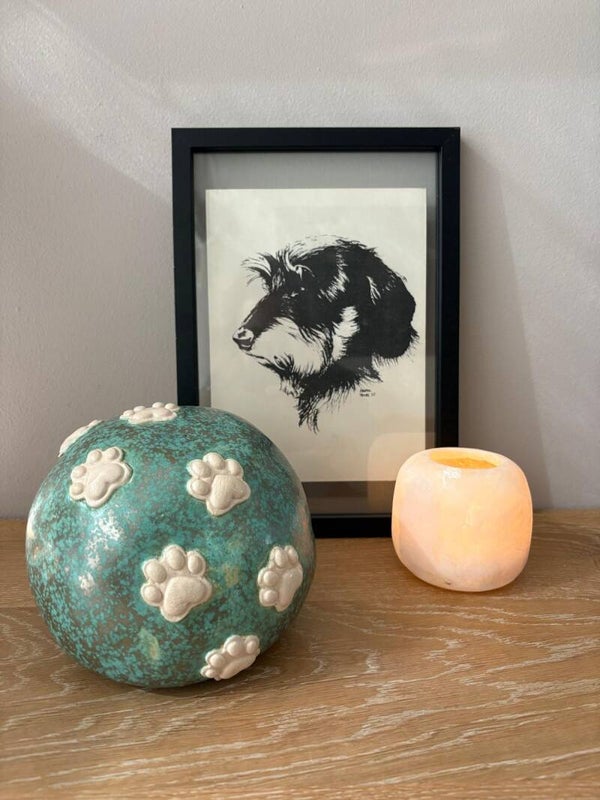 Handgemaakte dierenurn met pootafdruk