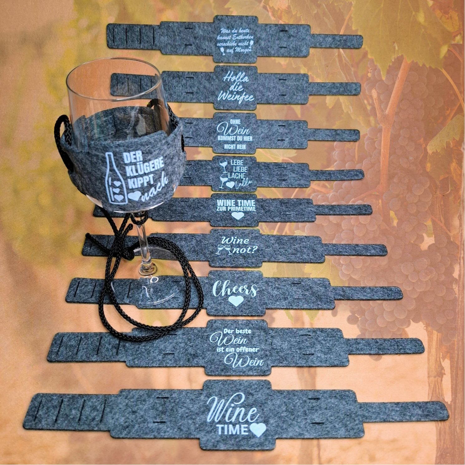 10 Weinglashalter DTF Weiß Bedruckt zum Umhängen in Grau | Filz | mit verschieden Weinsprüchen klar und deutlich