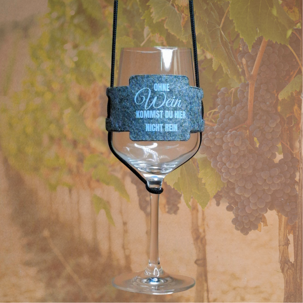 1 Weinglashalter DTF Weiß Bedruckt zum Umhängen in Grau | Filz | mit aus wählbarem Weinspruch klar und deutlich