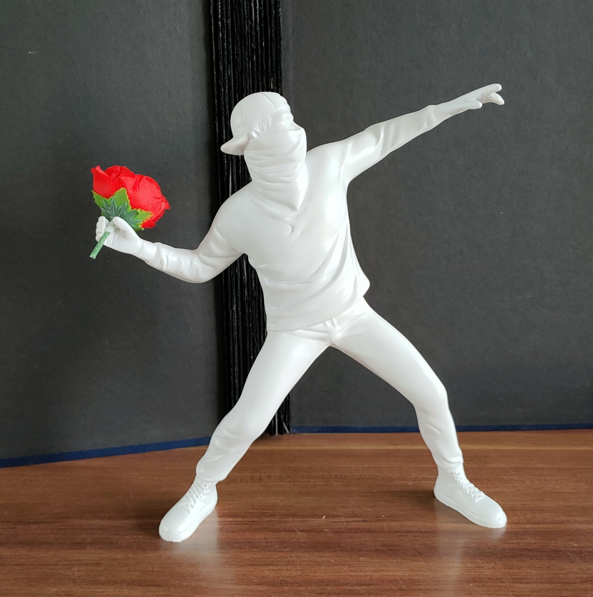 Beeldje " Banksy Flower Bomber"