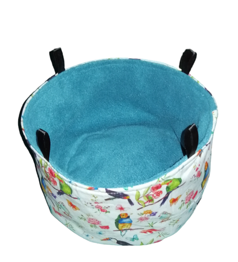 Hangmandje met gevulde bodem.