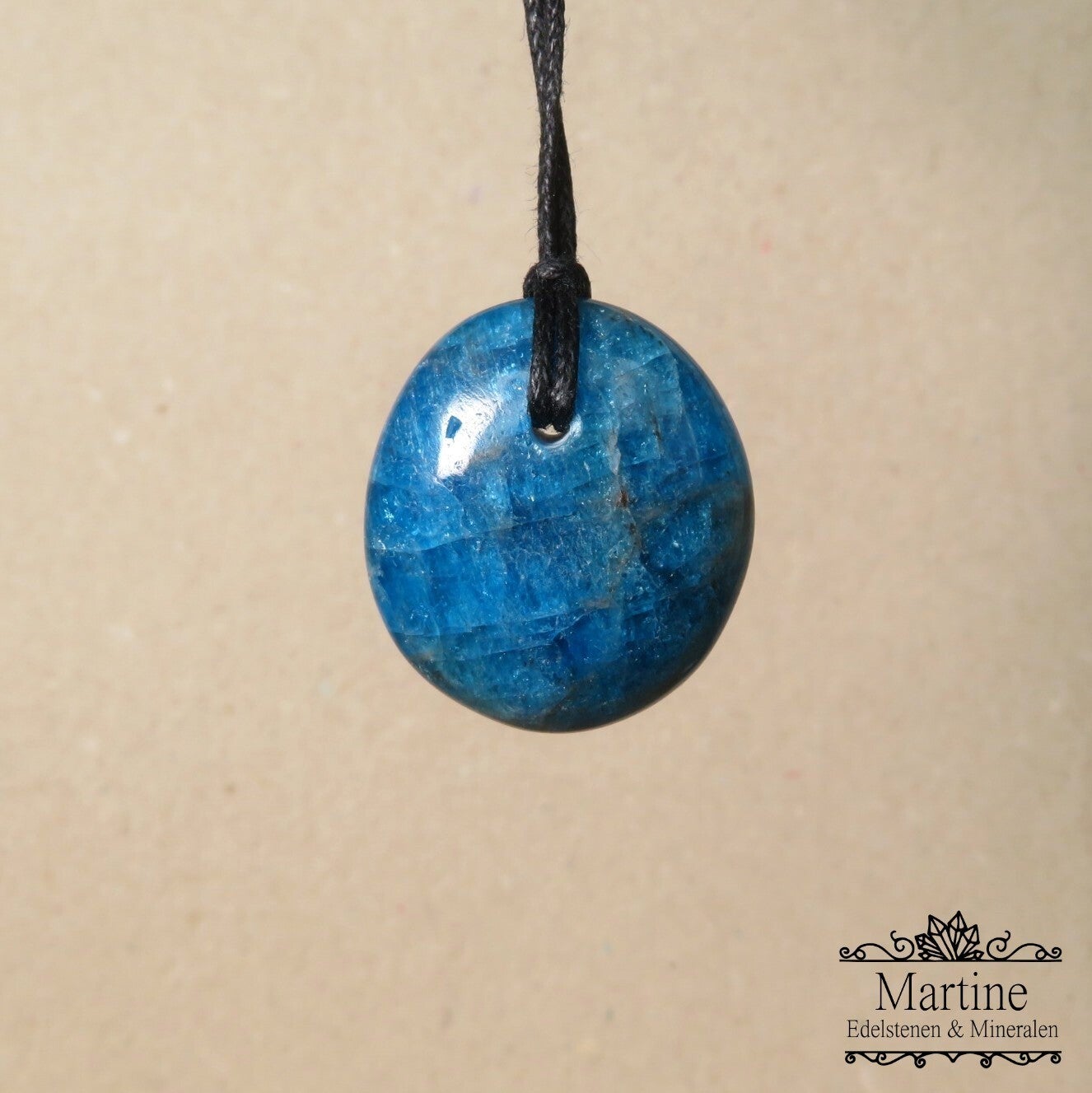 Apatiet amulet hanger.