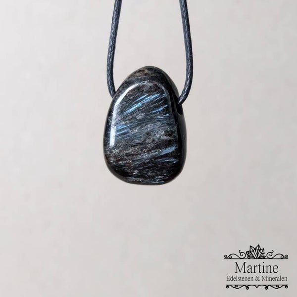 Arfvedsoniet hanger.