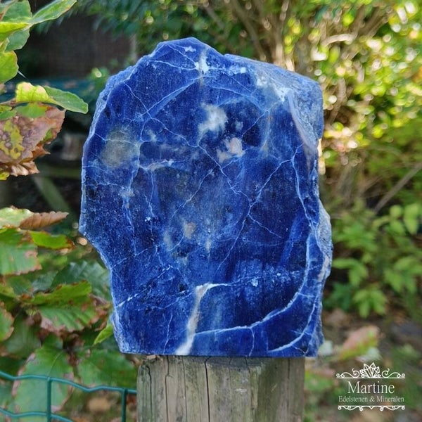 Sodaliet ruw met één zijde gepolijst