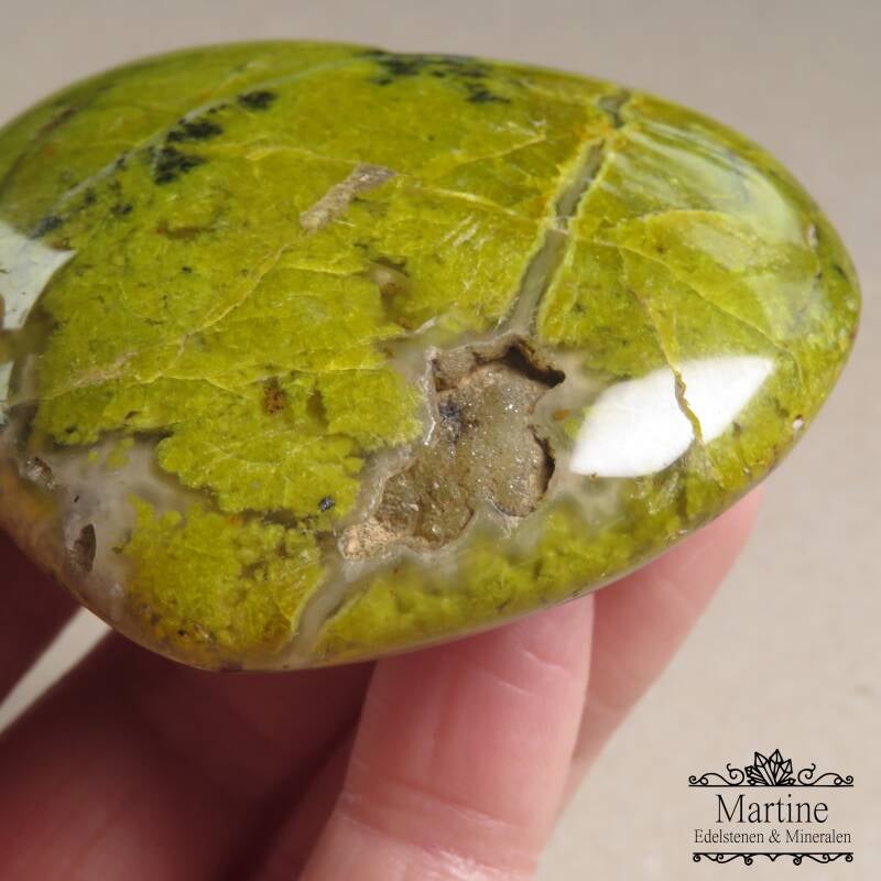 Groene Opaal met druzy geode. Martine-edelstenen