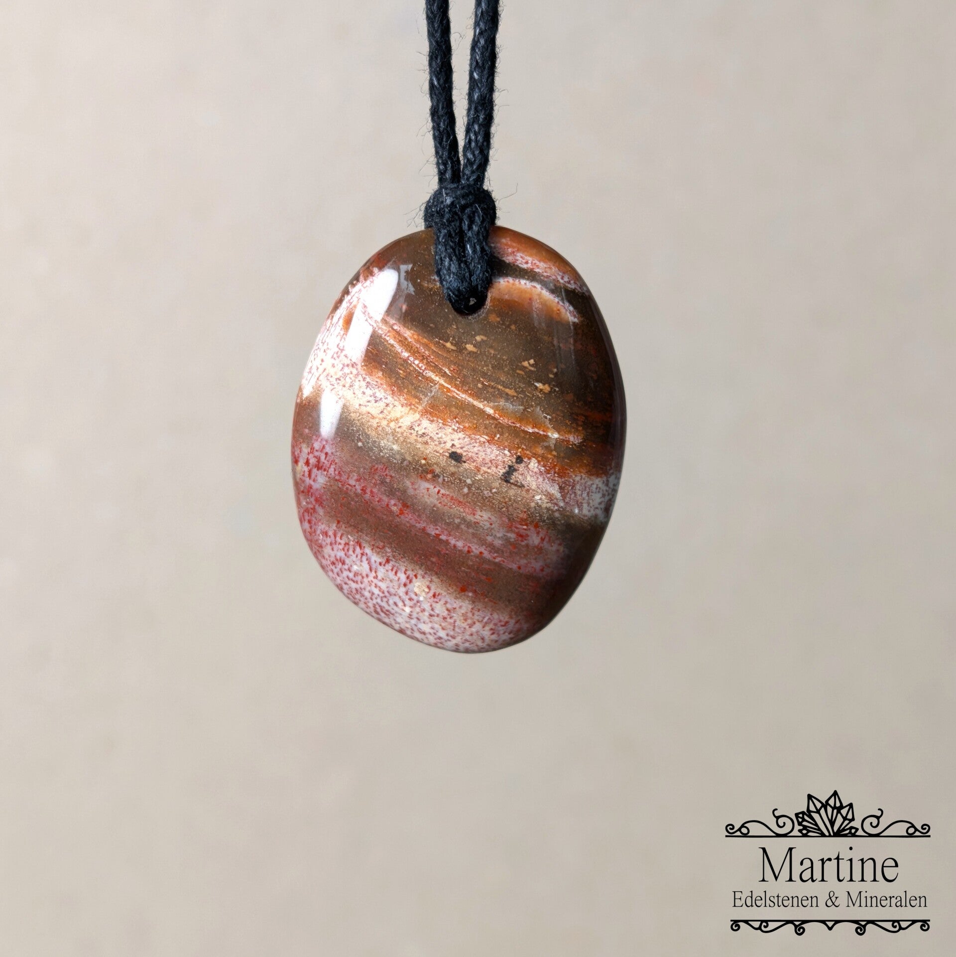 Versteend hout amulet hanger.