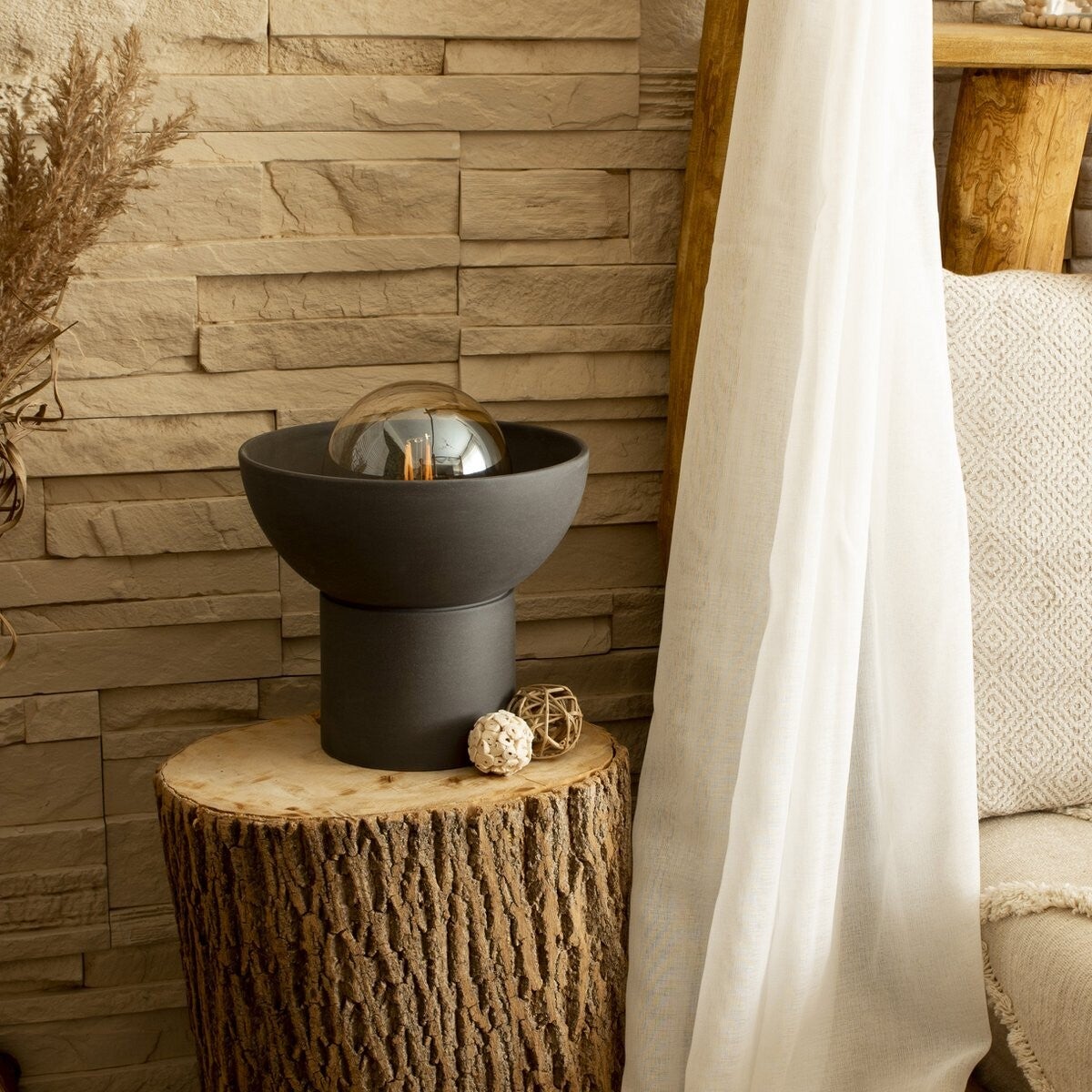 Tafellamp happy op een side table.
