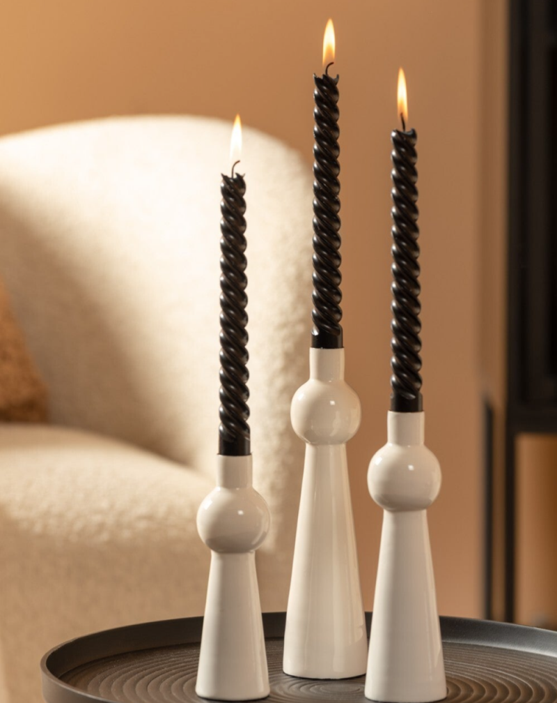 Kaarsen in kandelaars geven sfeerlicht.