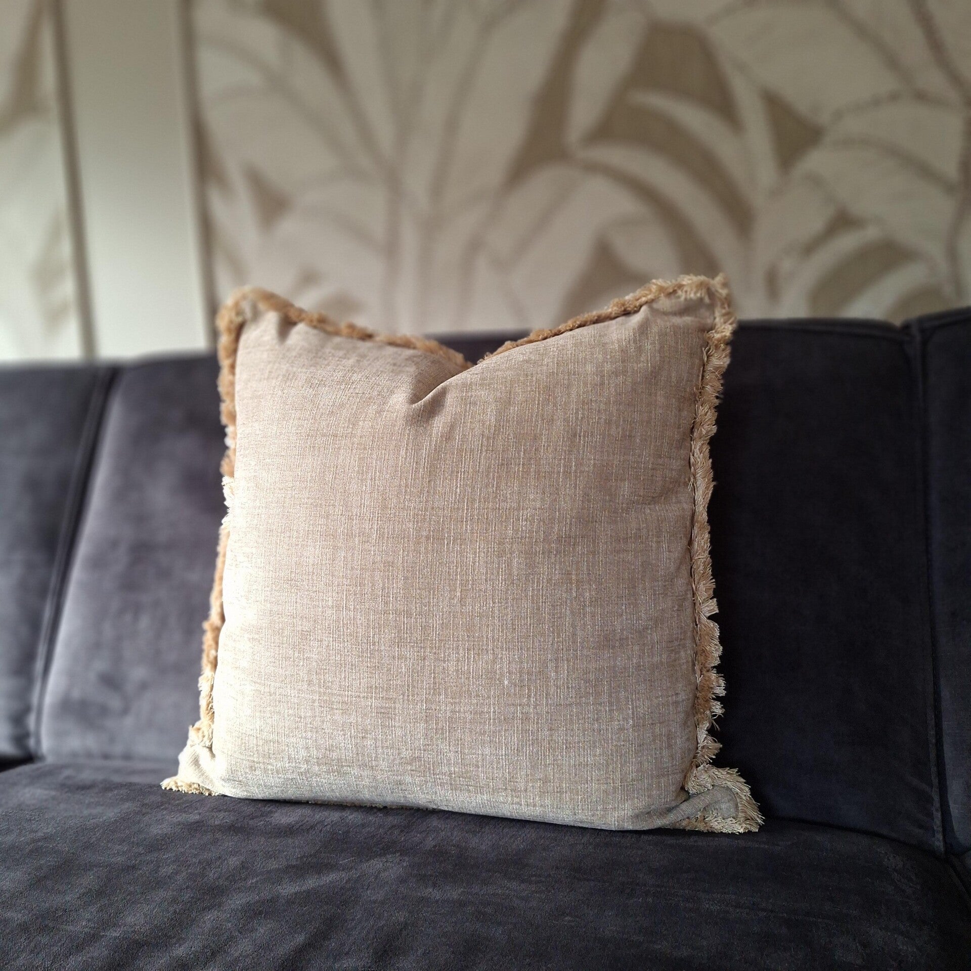 Luxe sierkussen met franjes | beige