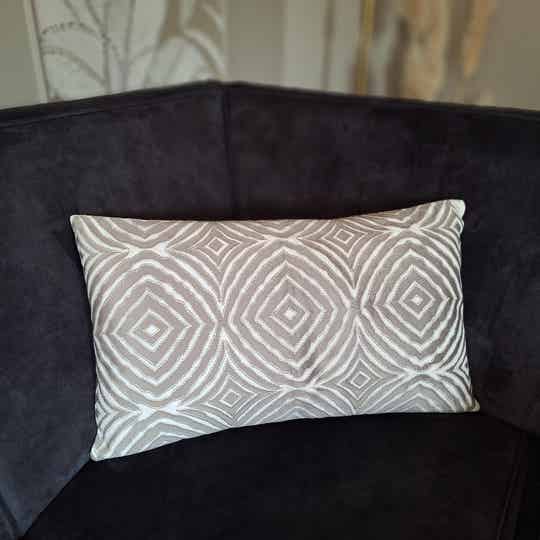 Luxe sierkussen | warm wit taupe