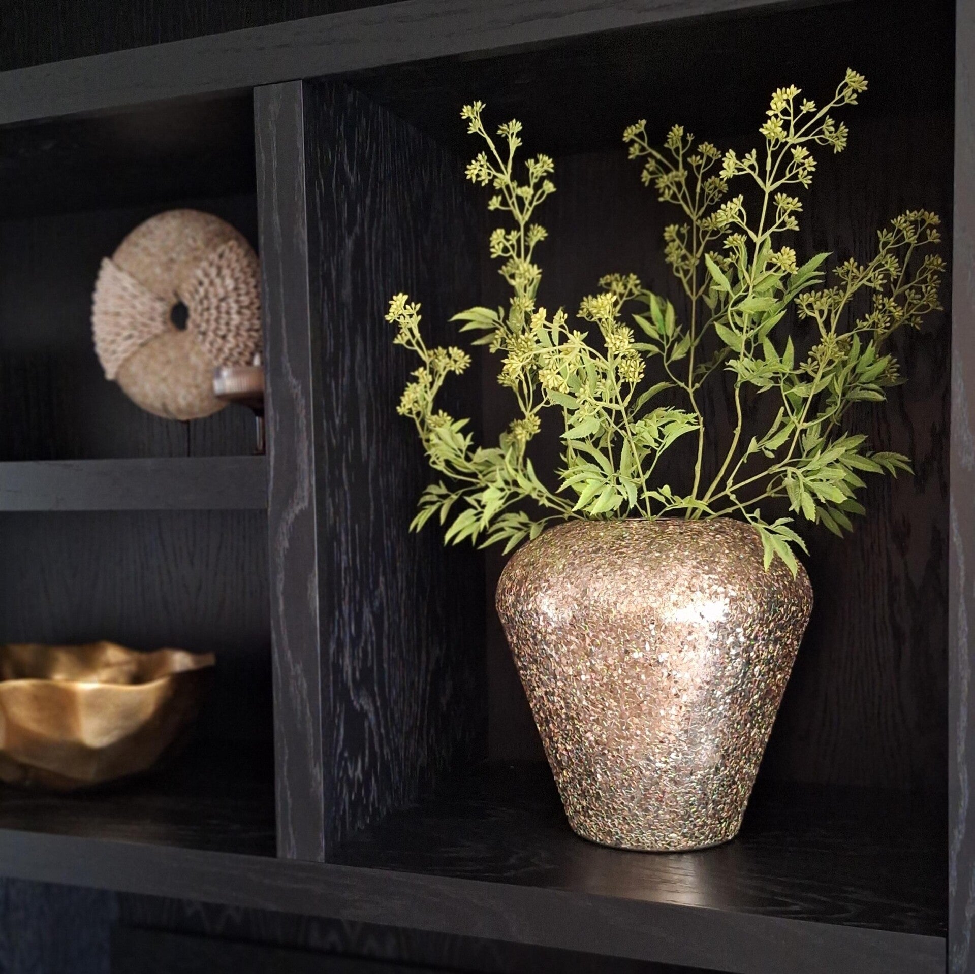 Stijlvolle bruine kaarshouders in combinatie met beige LED dinerkaarsen