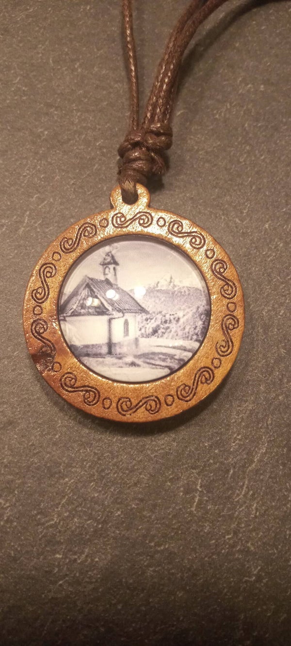 Lederhalsband mit Anhänger Kirchleitnkapelle