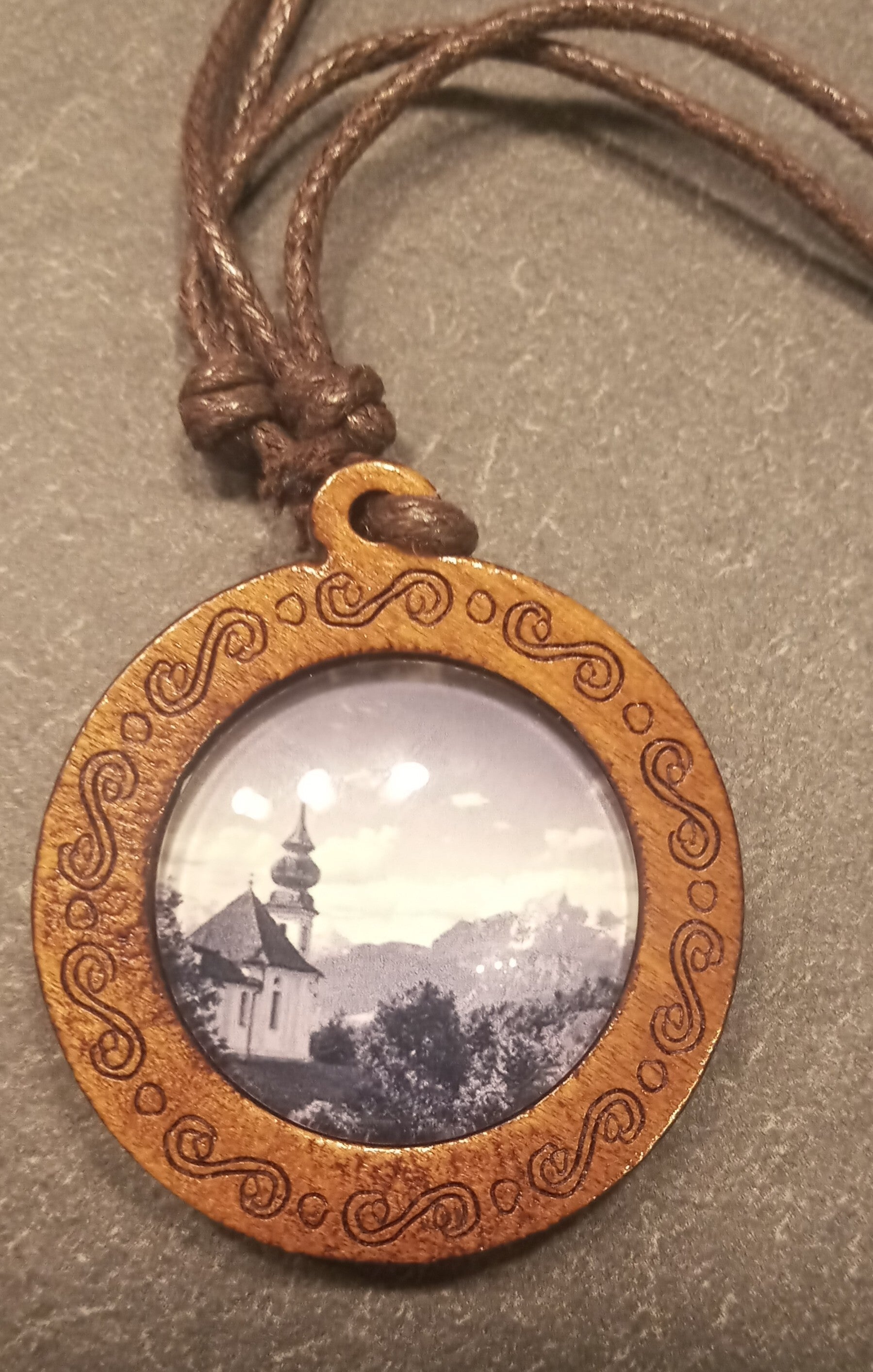 Lederhalsband mit Anhänger Kirche Maria Gern