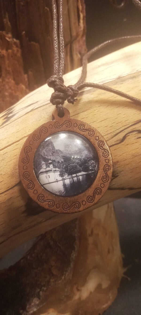 Lederhalsband mit Anhänger Kirche St Barthalomä