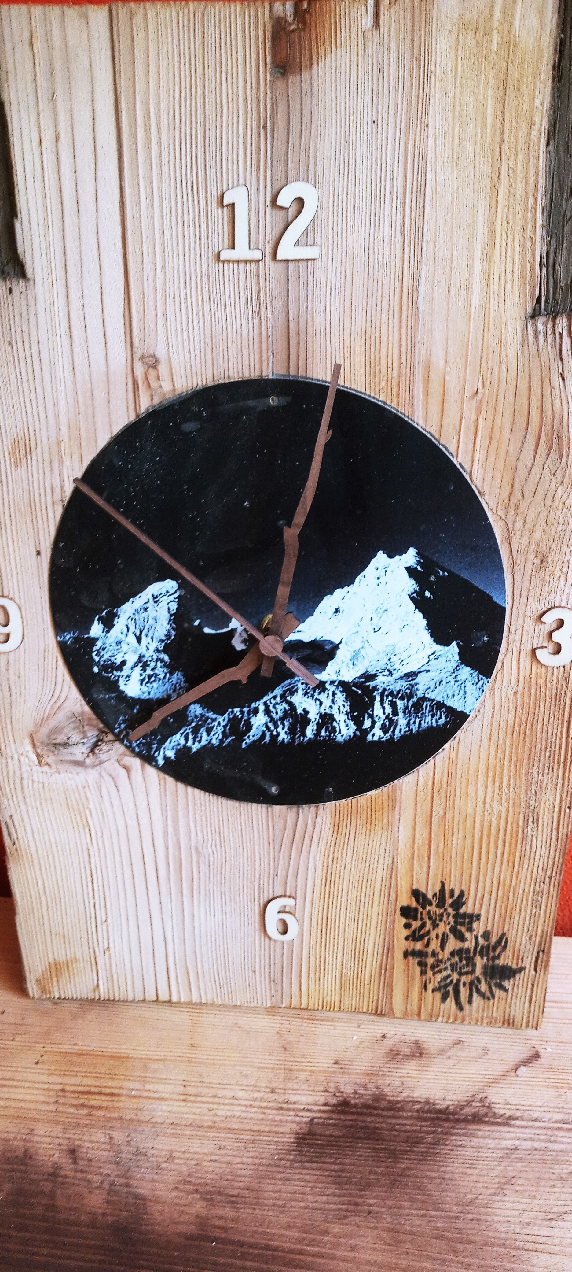 Wanduhr aus Altholz Fichte