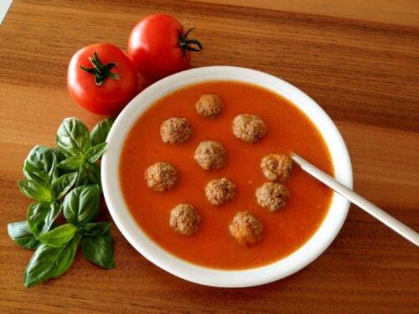 DINSDAG  Tomatensoep met kippenballetjes ( 1 liter )
