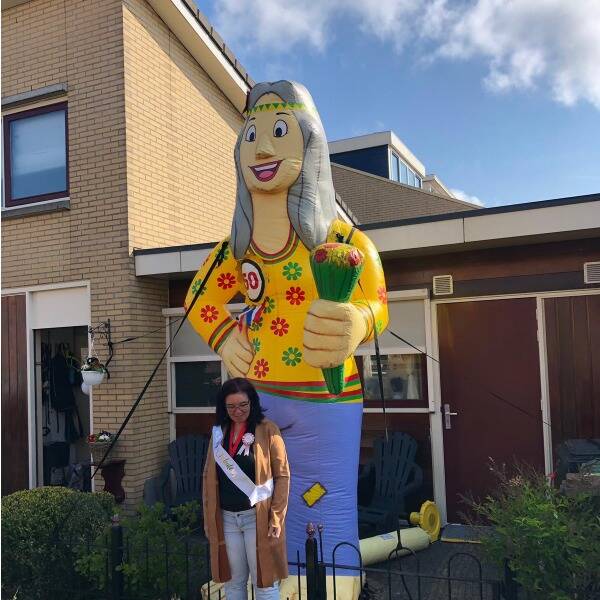 Sarah opblaaspop Flowerpower 4 meter