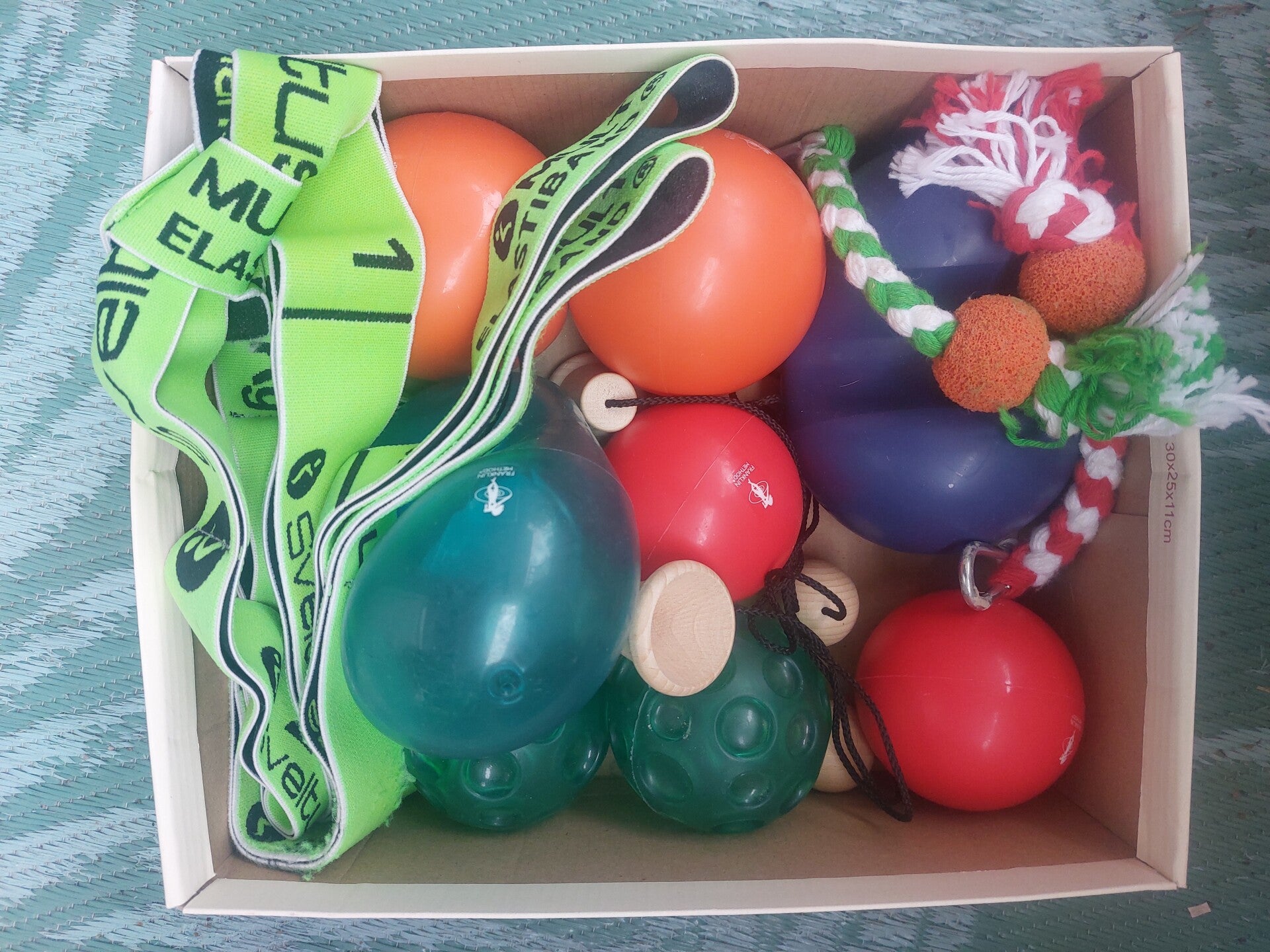 Franklinbälle und andere Gegenstände zur Sitzschulung des Reiters