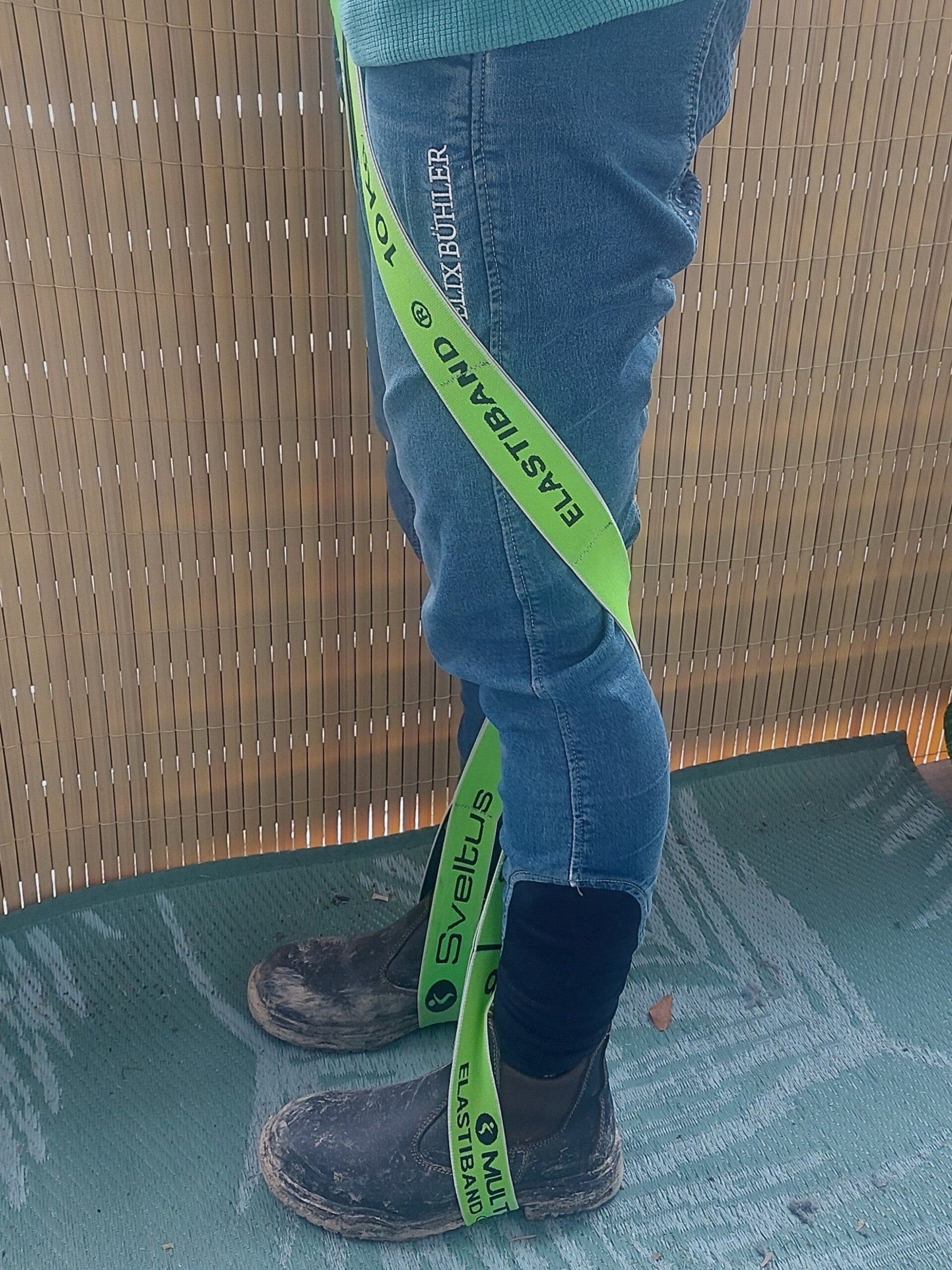 Person mit Elasitbändern um die Beine