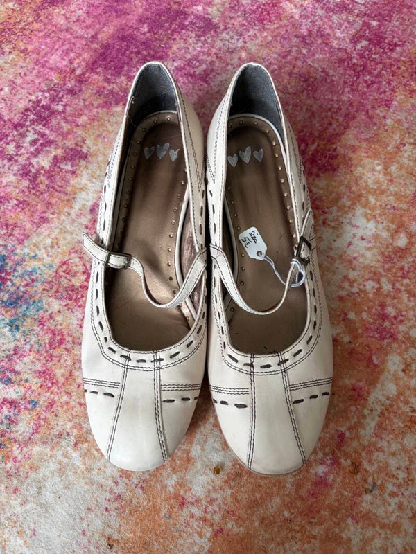 Cream Mary Jane Shoes Size 5.5 Retro Low Heel Contrast Stitch Y2K