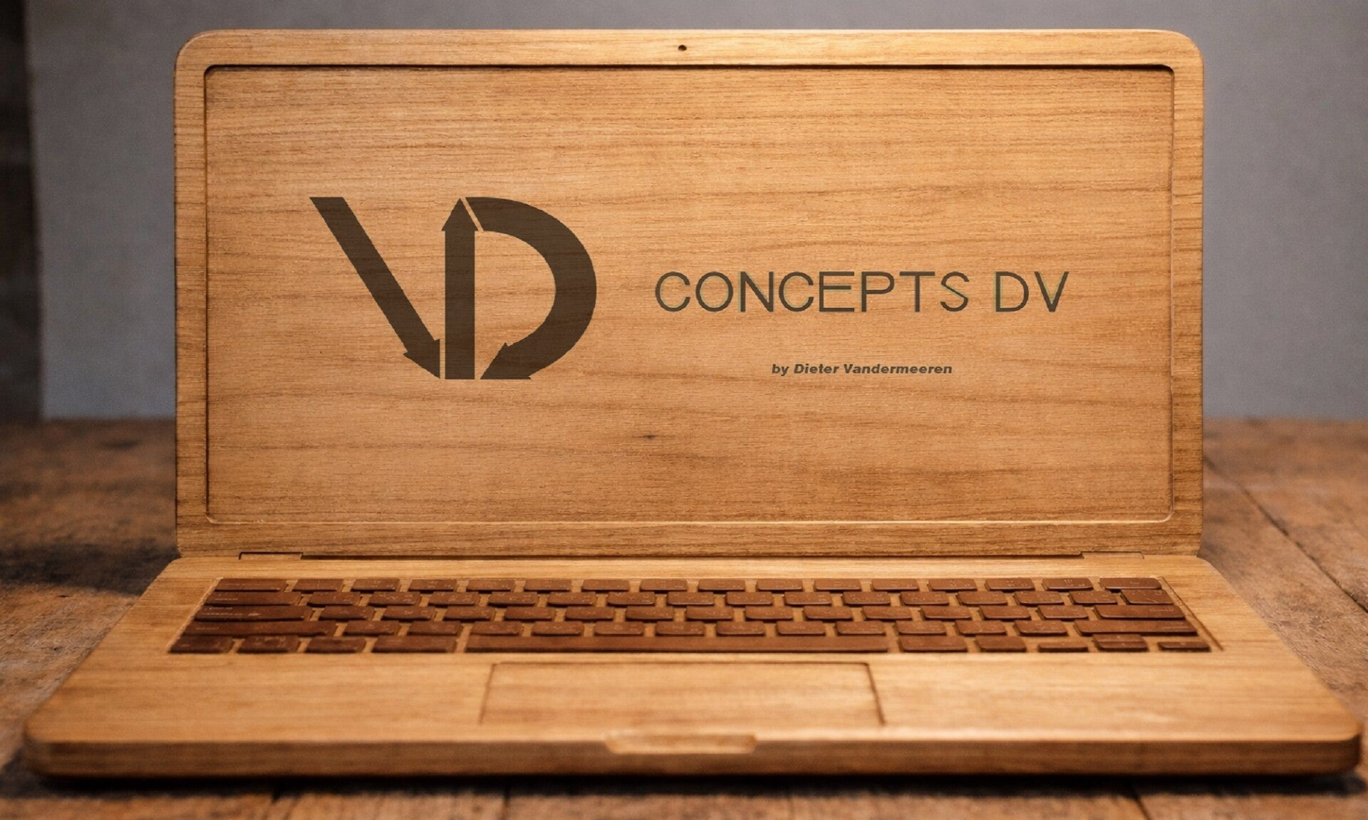 Logo Concepts-DV op houten laptop