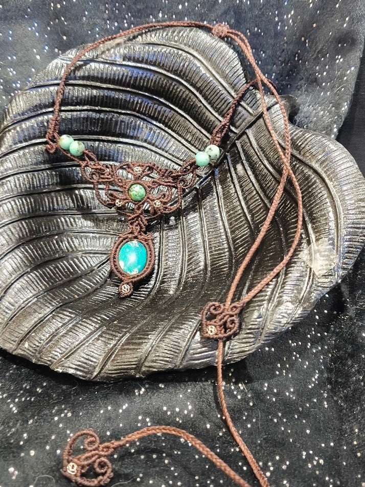 Collier multi position en macrame avec sa Turquoise Africaine