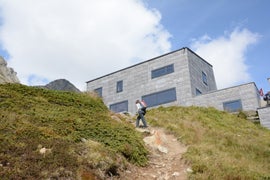 Bâtiment moderne en montagne