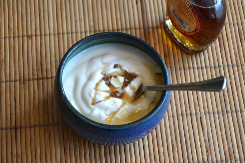 Yogourt avec du sirop d'érable