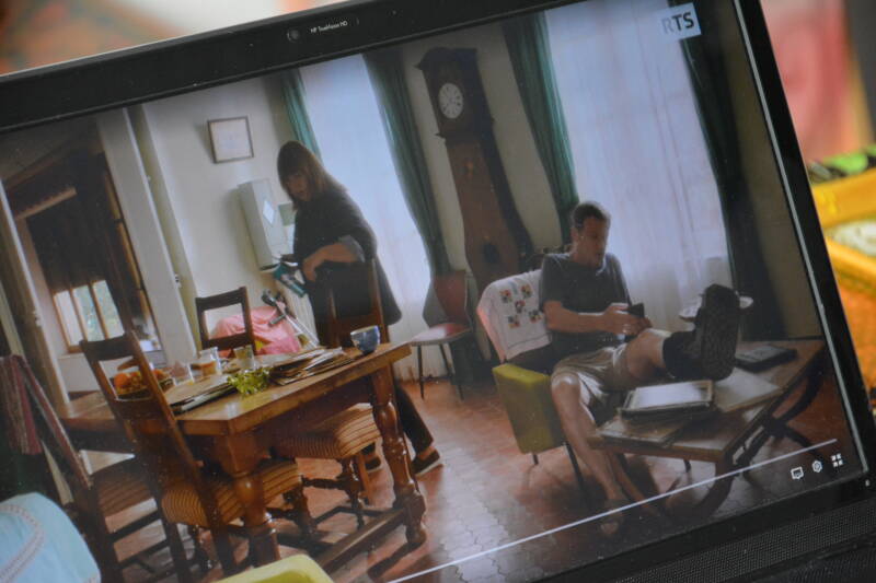 Deux personnes dans une salle à manger