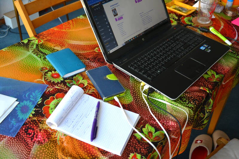 Papier, stylo et ordinateur