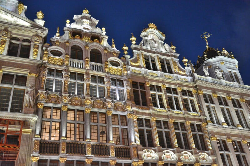 Beaux bâtiments la nuit à Bruxelle