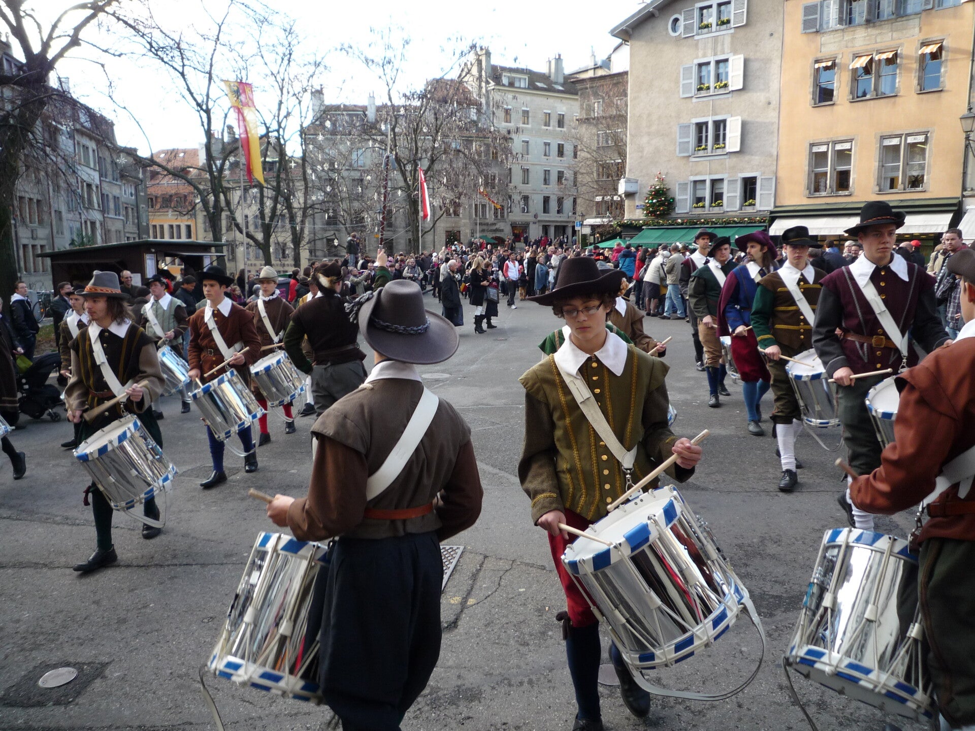 Cortège en costume avec tambour 
