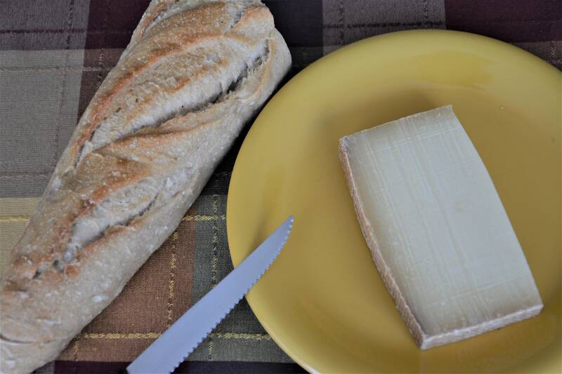 Fromage et baguette de pain